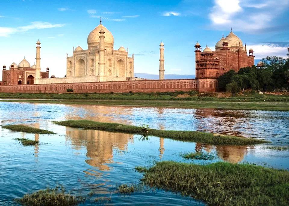 Taj_mahal_view_from_Yamuna_9337